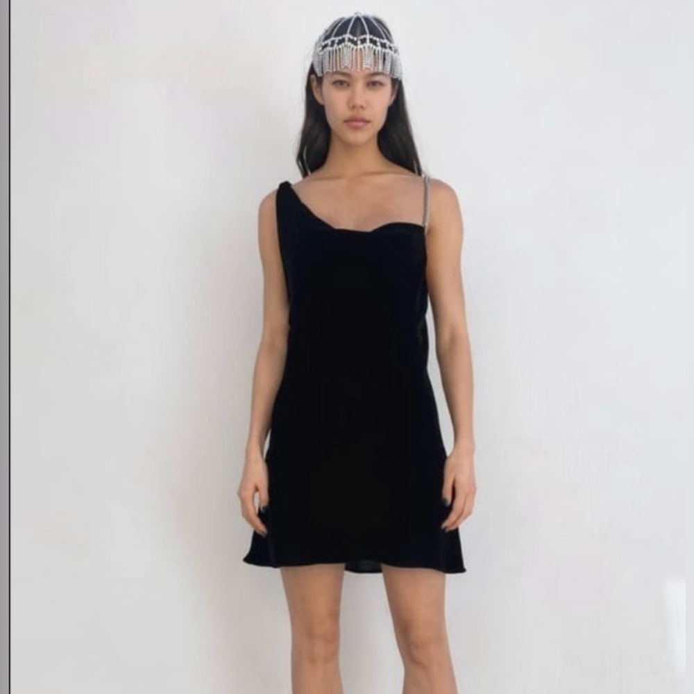 NWT Zara Women's Black Velvet Silver Chain Strap Mini Dress Size Large
